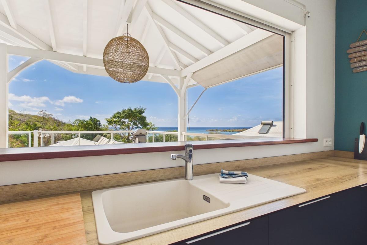 Location villa martinique 13 personnes 4 chambres - cuisine comptoir vue mer